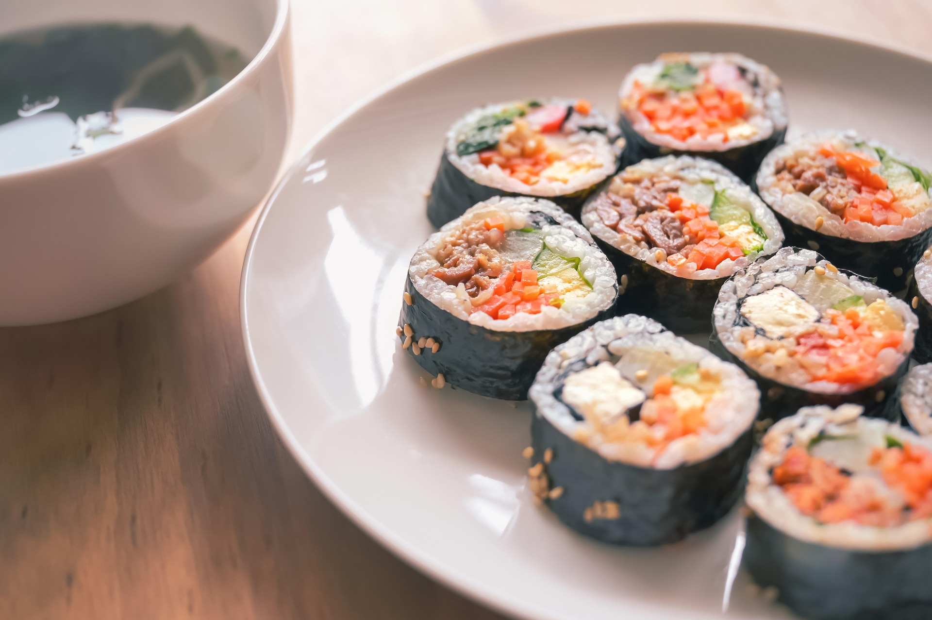 具材を巻いたキンパとスープ